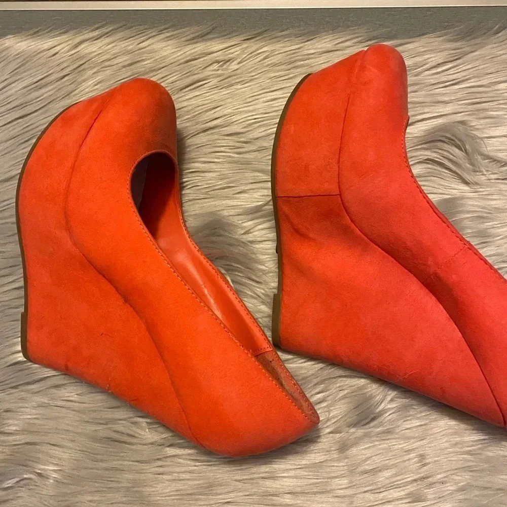 Breckelle’s Coral Wedge Heel